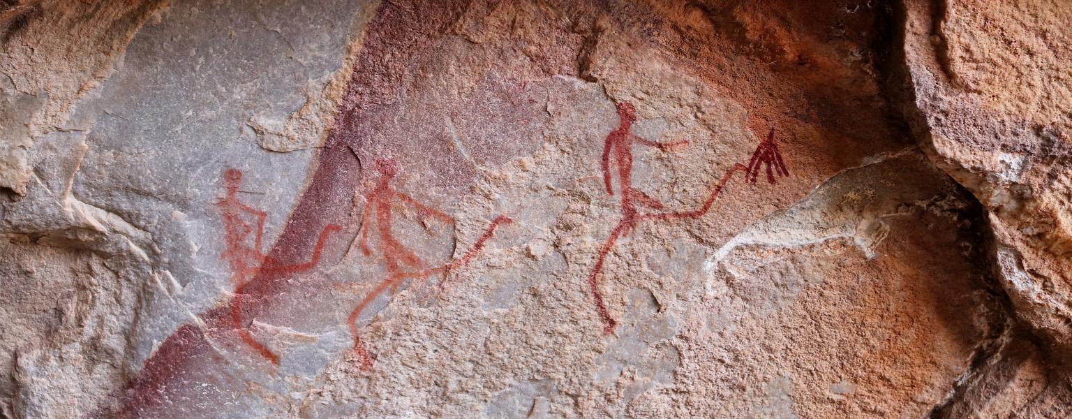 pinturas rupestres en las paredes de una caverna
